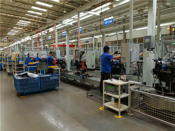 自动化生产线上，人工负责较为轻巧，复杂的部分。