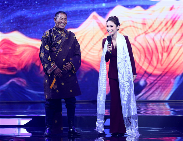 星光聚力人斯那定珠登台为主持人献哈达