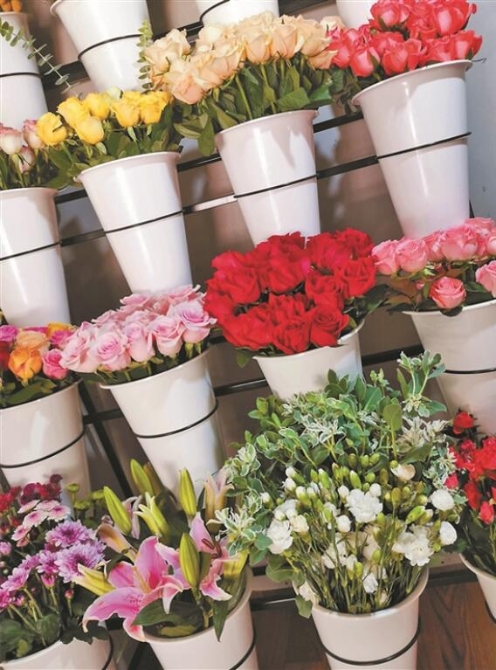 “亿亩花田”店铺里的鲜花。 “亿亩花田”店铺里的鲜花。
