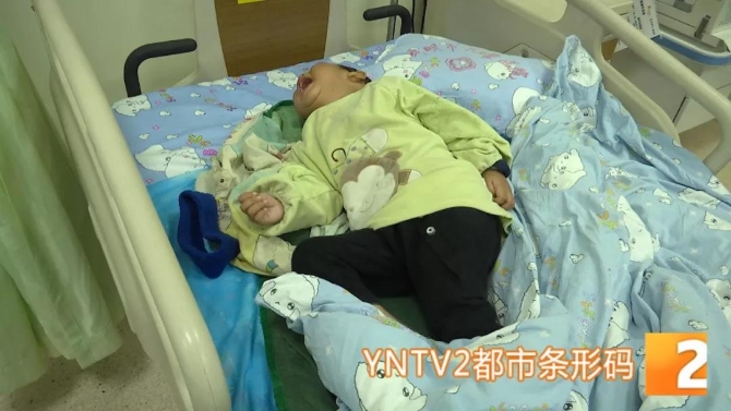 昆明两岁男童深夜被“遗忘”在医院2.jpg