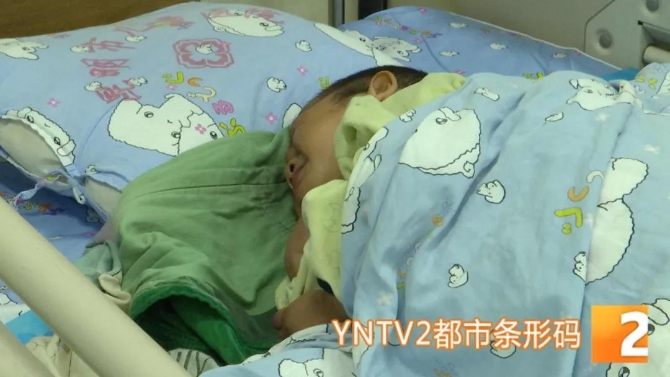 昆明两岁男童深夜被“遗忘”在医院8.jpg