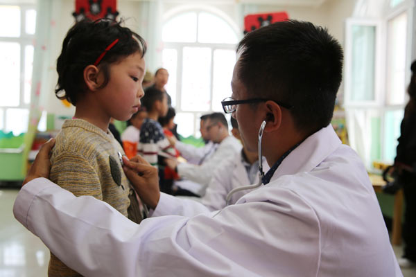 苏援疆医疗专家正在进行儿童先心病免费筛查。赵清建摄