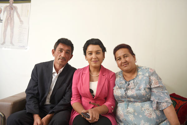 凯丽比努尔·库尔班江（中）及家人。潘迪摄