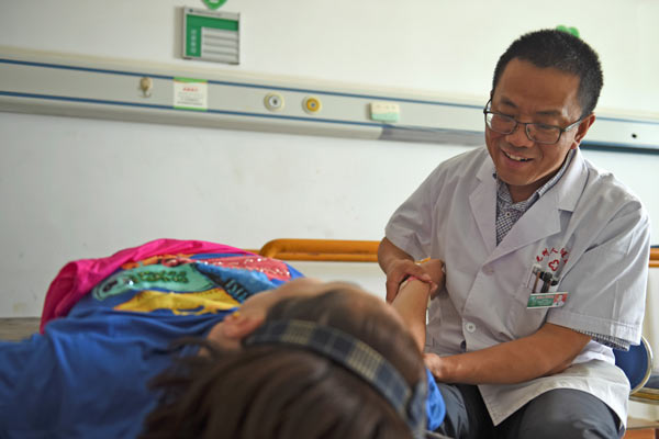 克州人民医院东院副院长李勇强在询问病人康复情况。潘迪摄