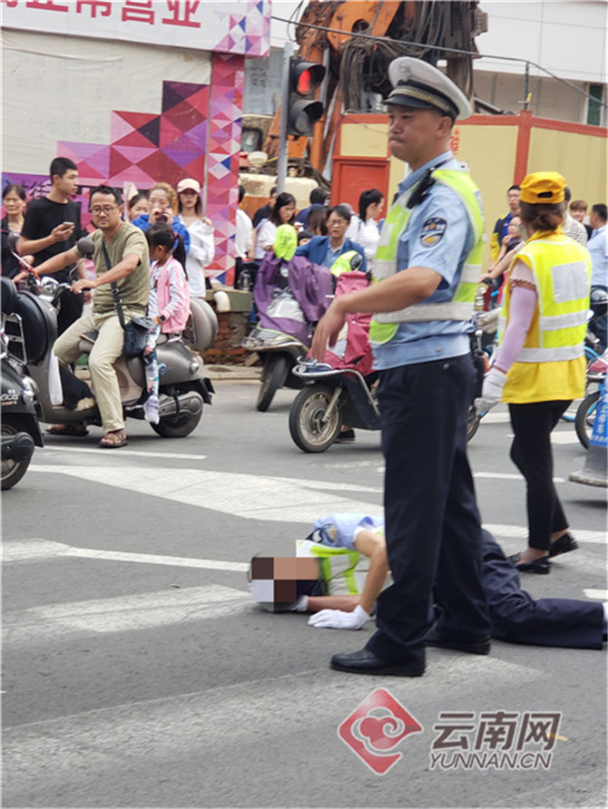 被摩托车撞倒的协警。云南网记者杨茜 摄