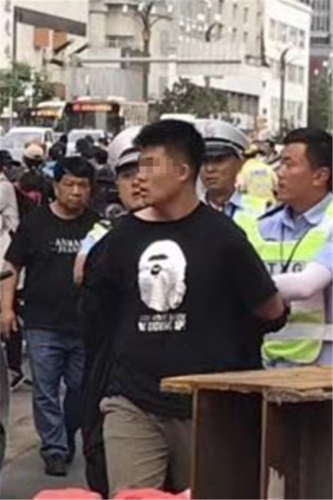 肇事男子被民警抓获。市民供图