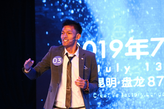 尼泊尔小伙查尔斯朗诵《将进酒》_副本