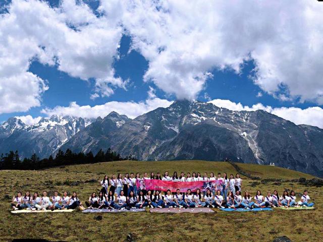 雪山美景遇佳人 国际旅游小姐玉龙雪山探秘“云境”之美 