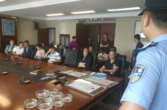 盘龙区人民法院对金马源公司进行突击查封(图片来源春城晚报) 盘龙区人民法院对金马源公司进行突击查封(图片来源春城晚报)