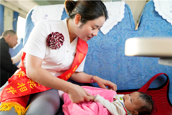 慢火车乘务员帮助家长照看小朋友，扮演起临时妈妈的角色。