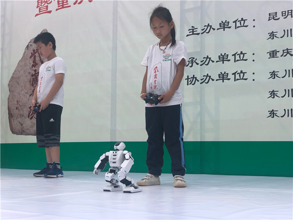 比赛中,同学们控制机器人做出太极动作。 比赛中,同学们控制机器人做出太极动作。