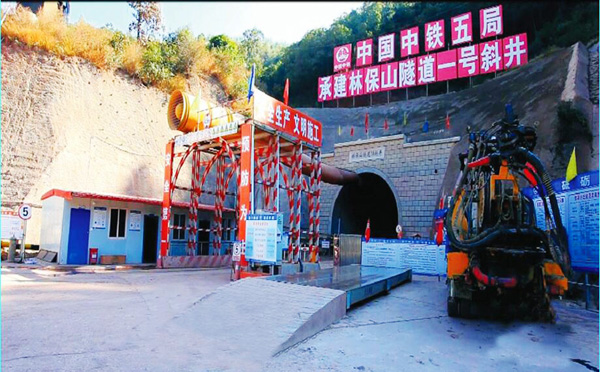 中铁五局通过斜井通道不间断向林保山隧道内通风降温。黄再云摄