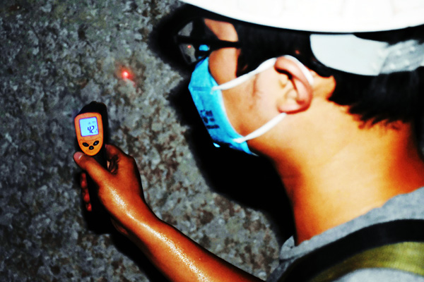 中铁五局技术人员监测林保山隧道掌子面岩石温度。王秋林摄