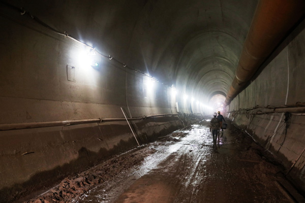 林保山隧道斜井涌水加剧潮湿现象。黄再云摄