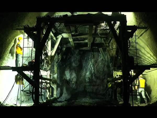 林保山隧道建设现场，工人冒着高温进行作业。王秋林摄