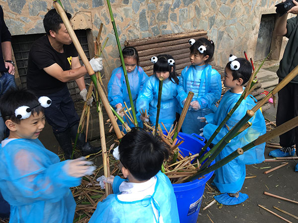 图2 小朋友们将它的生活区域打扫干净。