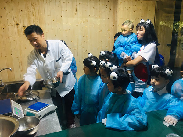 图5 认真听饲养员进行讲解。