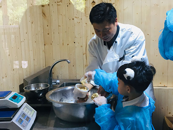 图6 小朋友们一一体验了如何制作窝窝头。