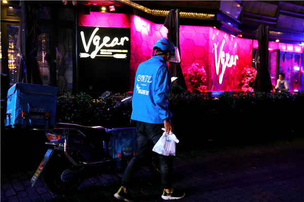 夜经济带动口碑饿了么夜间订单增多，最勤奋的骑手总骑行路程相当于上海直抵中国的最北端漠河