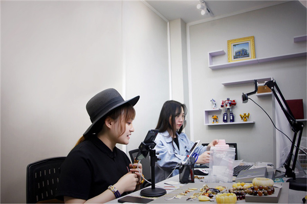 每天晚上，上千万人涌入淘宝看直播，不少主播抢滩晚6点到9点的黄金时段