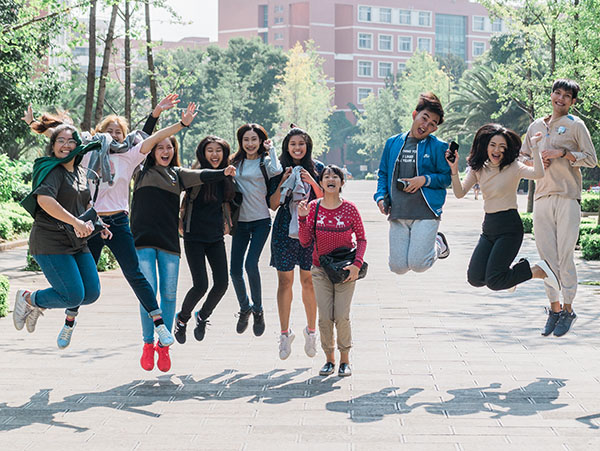 曼谷商学院学生在云南财经大学