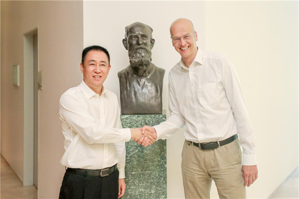 许家印与博世集团董事Harald KROEGER在博世集团创始人罗伯特.博世雕塑前合影