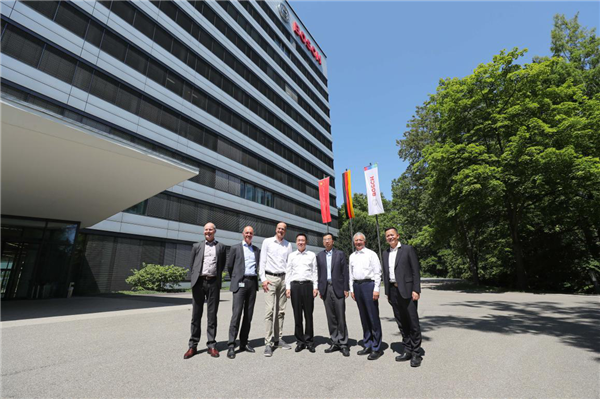 许家印与Harald KROEGER等博世集团高管在博世集团总部前合影