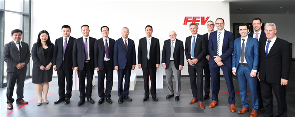 许家印一行与Franz Pischinger及FEV高管团队合影