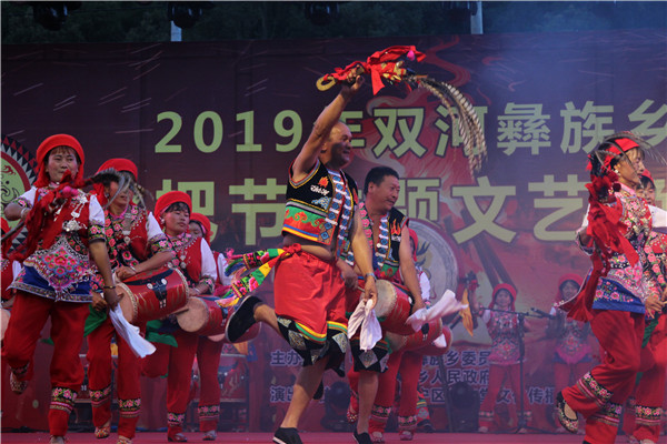 双河彝族乡秧老鼓舞《鼓舞双河》。记者薛江涛摄 双河彝族乡秧老鼓舞《鼓舞双河》。记者薛江涛摄