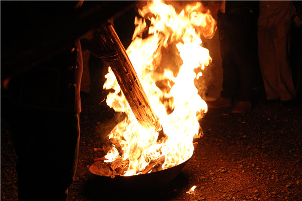 取火。记者薛江涛摄 取火。记者薛江涛摄