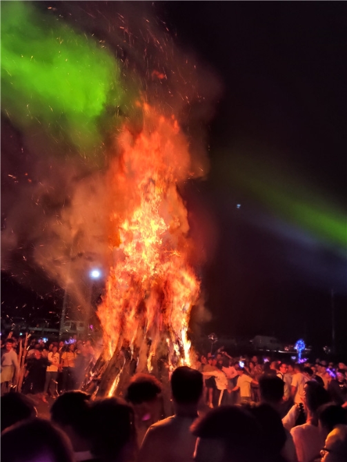 点燃大火把。记者薛江涛摄 点燃大火把。记者薛江涛摄