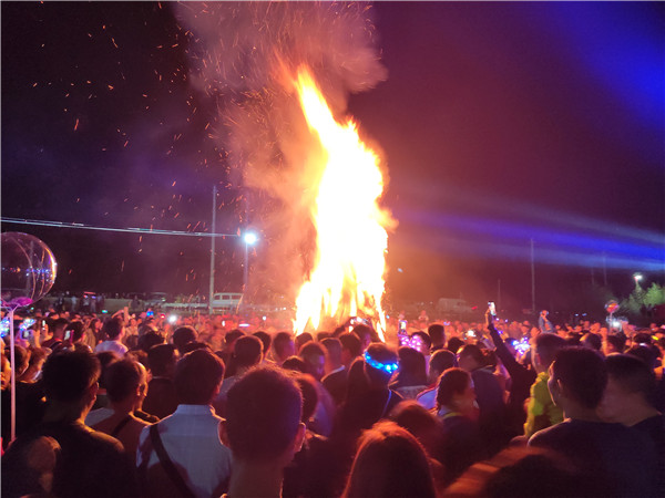 群众载歌载舞。记者薛江涛摄 群众载歌载舞。记者薛江涛摄