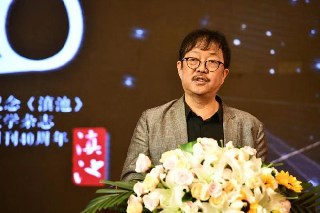 “滇池文学奖”评委会主席张庆国介绍评奖情况 供图_副本