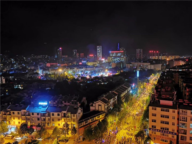 1、禄劝县2019年火把节县城美景。