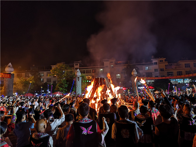 3、禄劝县2019年火把节，热情即将点燃。敖頔摄