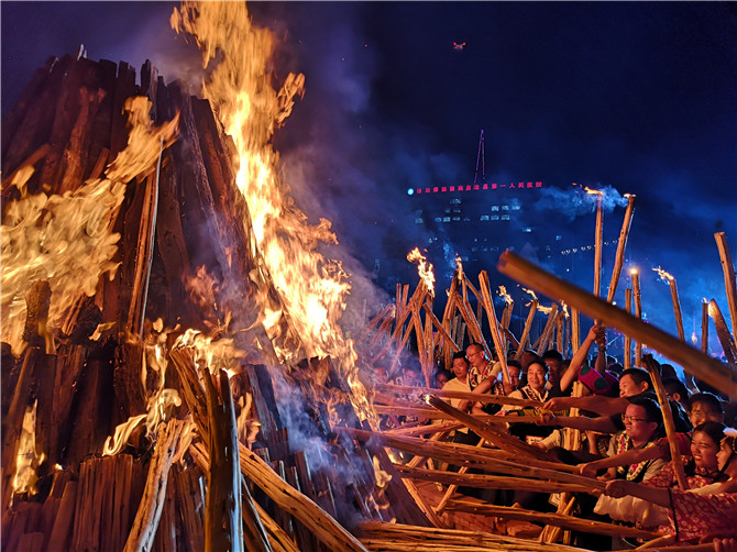 4、禄劝县2019年火把节，点燃激情的火把。敖頔摄