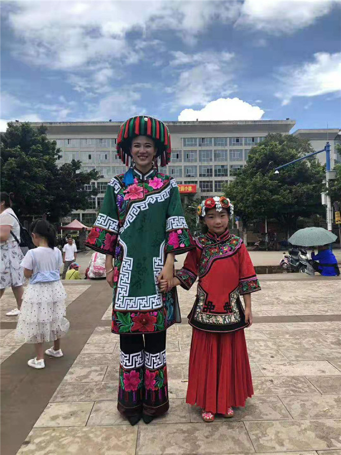 5、禄劝县2019年火把节，大人孩子穿上节日盛装。