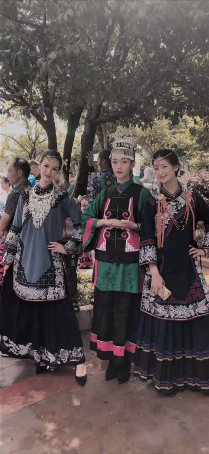 6、禄劝县2019年火把节穿上民族服饰的美女。