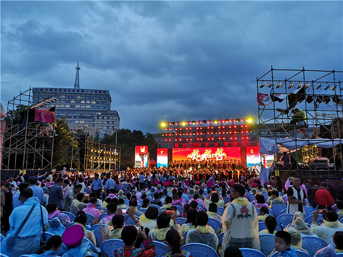 10、禄劝县2019年火把节，细雨抵挡不住人们的热情。敖頔摄