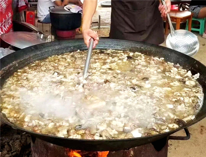 14、禄劝县2019年火把节现场，美味羊汤锅。