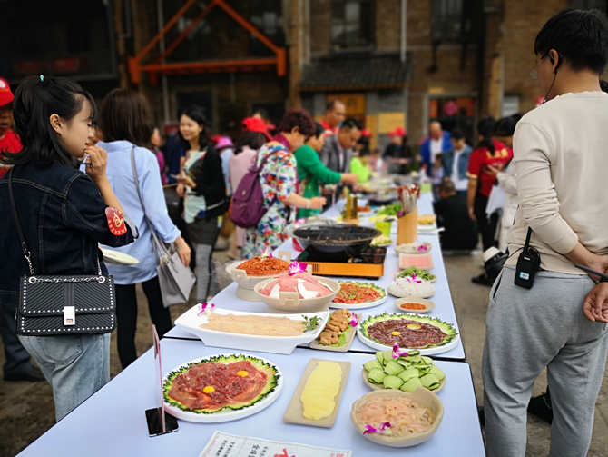 美食品尝活动受到群众热烈欢迎。