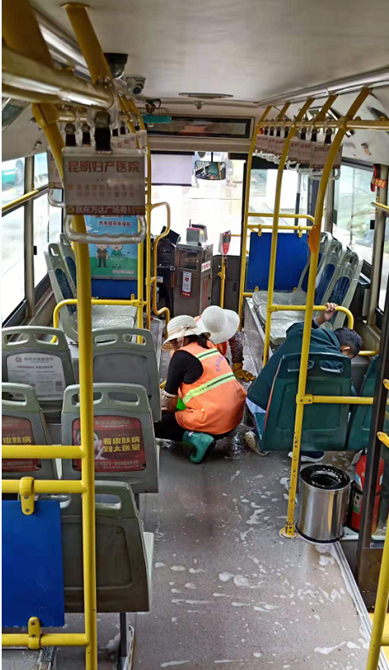 工作人员进行车辆清洁(昆明公交紧抓车辆卫生治理  提升公交服务品质)
