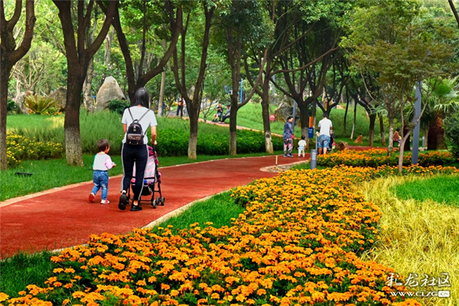 人民安居乐业 彩龙网友像由心生 摄