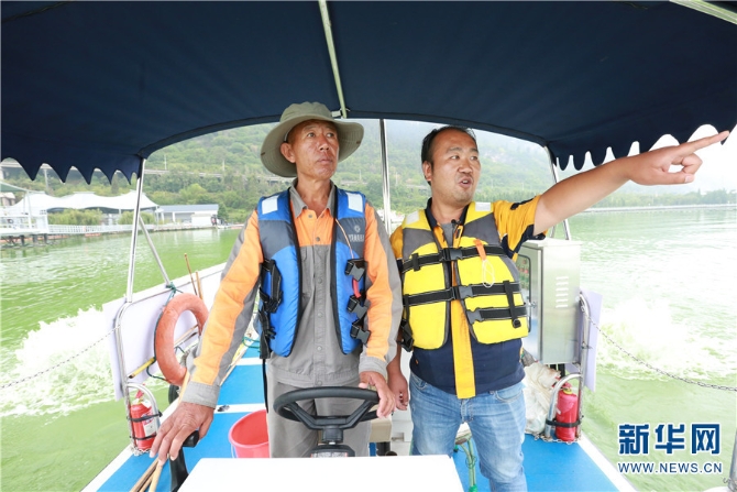 在昆明滇池湖泊治理开发有限公司一线蓝藻打捞工人张文建看来,蓝藻治理就如愚公移山,不容易,不轻松,“不能半途而废,也不能仅凭一人。”(图右为张文建)(新华网 范芳钰 文 赵普凡 摄) 在昆明滇池湖泊治理开发有限公司一线蓝藻打捞工人张文建看来,蓝藻治理就如愚公移山,不容易,不轻松,“不能半途而废,也不能仅凭一人。”(图右为张文建)(新华网 范芳钰 文 赵普凡 摄)