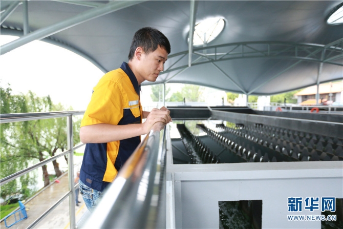 9蓝藻治理取得的成效不仅给了打捞工人们极大的信心,同时也给了许多市民们信心,张文建发现,如今越来越多的大学生一毕业就选择投身于滇池治理,他感受到了有更多人对滇池治理工作有了理解和认同。 9蓝藻治理取得的成效不仅给了打捞工人们极大的信心,同时也给了许多市民们信心,张文建发现,如今越来越多的大学生一毕业就选择投身于滇池治理,他感受到了有更多人对滇池治理工作有了理解和认同。