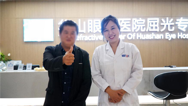 赵先生术后与医生合影