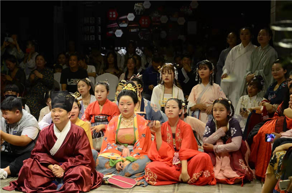 中国友人看孟加拉国朋友表演聚精会神。 中国友人看孟加拉国朋友表演聚精会神。