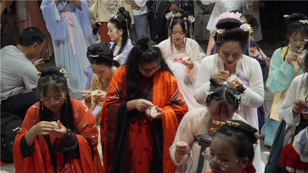 艾莎参与赛巧会 艾莎参与赛巧会