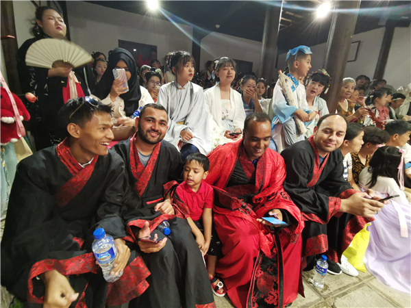 兴高采烈看表演 兴高采烈看表演