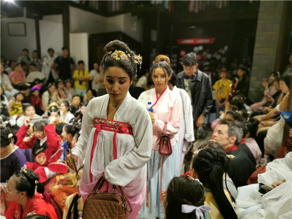 进场看表演 进场看表演